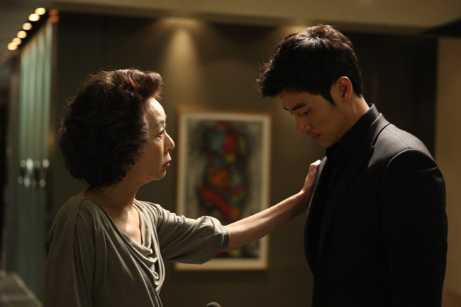 Nam diễn viên Kim Kang Woo đóng vai người tình vụng trộm. Anh kém bạn diễn hàng chục tuổi.