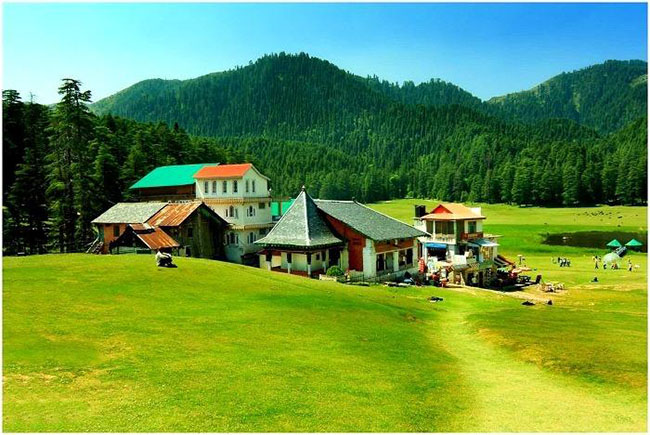 Khajjiar – Tiểu Thụy Sĩ của Ấn Độ: Khajjiar  là một trạm đồi ở huyện Chamba, bang Himachal Pradesh. Trạm đồi nằm giữa khung cảnh tuyệt đẹp với màu xanh mướt mát trải rộng của bãi sậy và cỏ non.