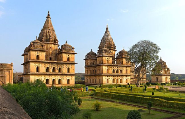 Thị trấn lịch sử Orchha: Orchha là một thị trấn ở huyện Tikamgarh của Madhya Pradesh, được xây dựng vào năm 1501 bởi Maharaja Rudra Pratap Singh. Orchha nằm trên đảo theo mùa ở bờ sông Betwa, cách Jhansi ở Uttar Pradesh 15 km. Đáng chú ý nhất ở đây là 2 ngôi đền Raja Mahal và Jahangir Mahal.