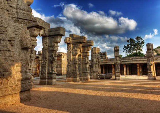 Trụ cột nổi của Lepakshi: Lepakshi là một thị trấn nhỏ thuộc quận Ananthpur của Andra Pradesh, một khu di tích lịch sử và khảo cổ rất quan trọng, trước đó, đây là ngôi đền nổi tiếng với kiến trúc và điêu khắc độc đáo của nó.