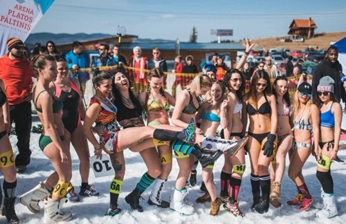 Đến Romania ngắm phụ nữ mặc bikini trượt tuyết - 1