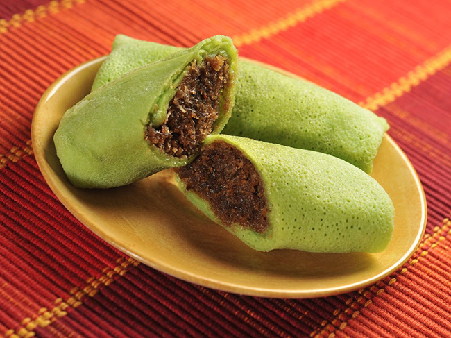 2.Indonesia: Dadar gulung: Trong tiếng Indo, dadar có nghĩa là bánh, gulung là cuộn, màu xanh của món này được làm từ lá dứa và bên trên có rưới thêm một lớp nước cốt dừa béo ngậy.