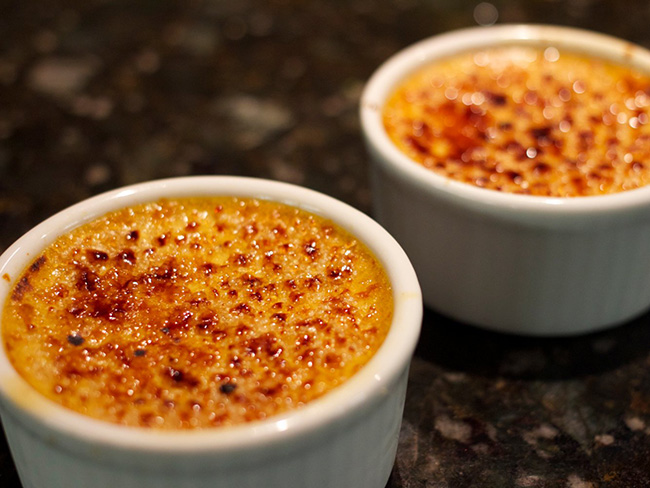 1.Pháp: Crème brûlée: Đây là món tráng miệng yêu thích nhất ở Pháp. Crème brûlée có lớp kem mềm mịn hoàn hảo cùng lớp caramel vàng ươm, cháy cứng đầy hấp dẫn.