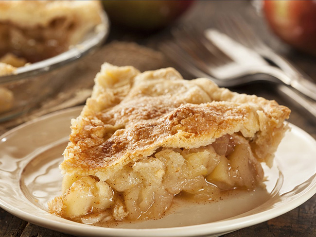 3.America: Bánh táo: Món này gồm những miếng táo tươi cắt vụn bên trong cùng lớp vỏ giòn rụm bên ngoài được ăn kèm với kem vani hoặc phô mai.