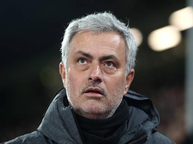 MU thắng nghẹt thở: Mourinho thừa nhận may mắn, mắng xối xả hàng thủ