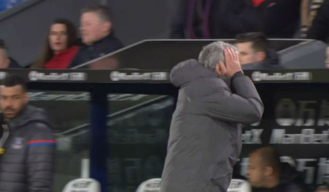 MU - Mourinho đá chai nước, nguy cơ lỡ đại chiến Liverpool: Fan bênh vực - 5