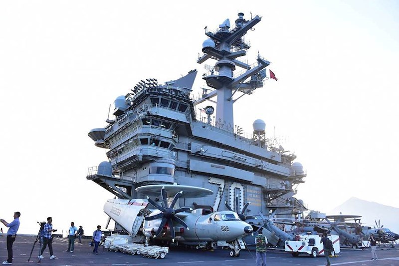 Mở tiệc chiêu đãi trên tàu sân bay USS Carl Vinson - 2