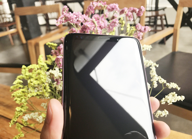 Galaxy S9 và S9+ còn đi kèm với ứng dụng SmartThings mới, có nhiệm vụ kết nối các dịch vụ IoT (kết nối vạn vật) hiện có của Samsung thành một trải nghiệm thông minh liền mạch.