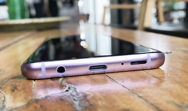 Galaxy S9+ có khả năng kháng nước, kháng bụi IP68, và sạc không dây đặc biệt.