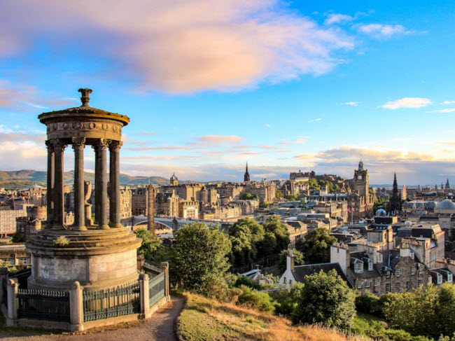 Edinburgh, Scotland: Chi phí trung bình cho mỗi du khách tới thành phố Edinburgh khoảng 148 USD/ngày và thường rẻ nhất vài tháng 1 hằng năm. Lâu đài Edinburgh là một trong những biểu tượng của thành phố.
