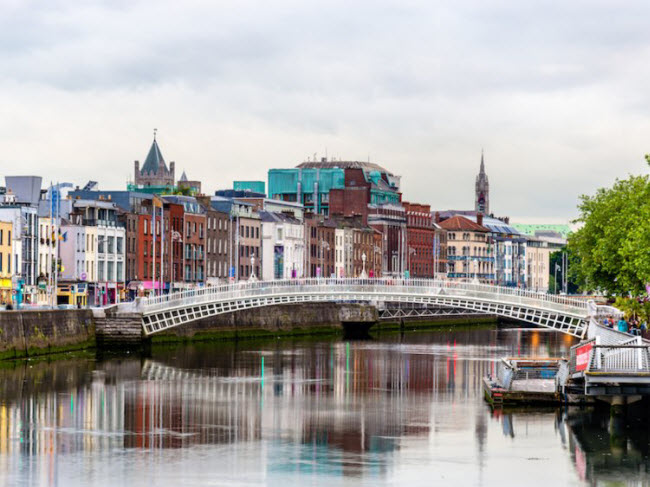 Dublin, Ireland: Lượng du khách tới thành phố Dublin đông nhất là vào tháng 6 hằng năm, nên chi phí cũng tăng theo. Vào tháng 12 và tháng 1, chi phí du lịch lần lượt giảm 23% và 32% so với mùa hè.