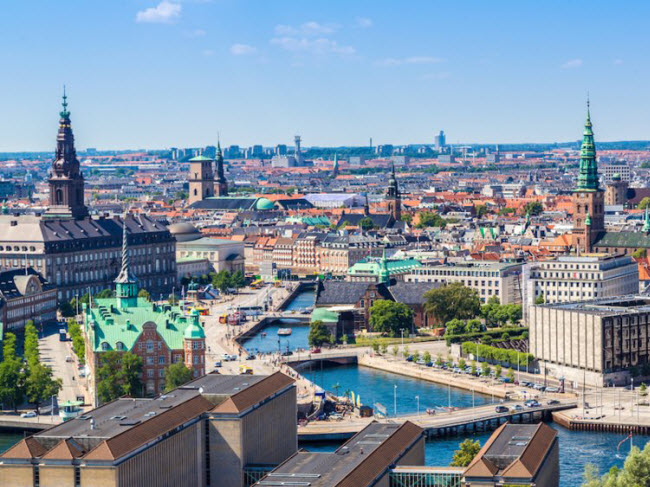 Copenhagen, Đan Mạch: Thành phố ngày càng trở thành địa điểm du lịch phổ biến. Nhưng nếu không chịu được lạnh, bạn có thể bỏ lỡ dịp rẻ nhất để khám phá nơi đây. Chi phí du lịch Copenhagen hiện giảm 40% vào tháng 1 so với tháng 6.