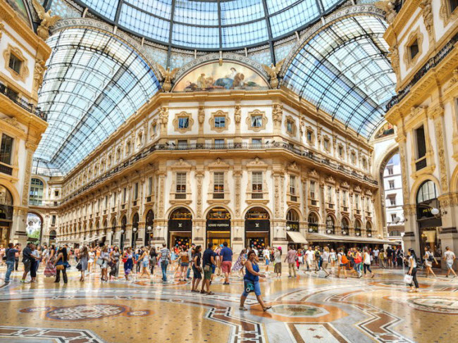 Milan, Italia: Thành phố Milan có nhiều địa điểm du lịch hấp dẫn từ nhà thờ lớn cho tới khu phố thời trang Quadrilatero d&#39;Oro. Theo trang Booking, chi phí du lịch ở đây đắt nhất vào mùa hè.