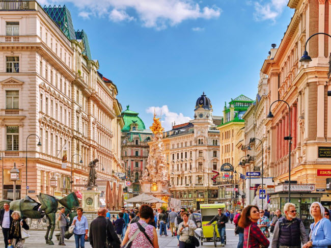 Vienna, Áo: Nếu du khách muốn tiết kiệm chi phí du lịch tại thành phố Vienna, hãy tránh tới đây vào dịp Giáng sinh. Thời điểm vắng khách nhất ở thủ đô của Áo là vào tháng 1 và chi phí du lịch cũng giảm 14% so với bình thường.