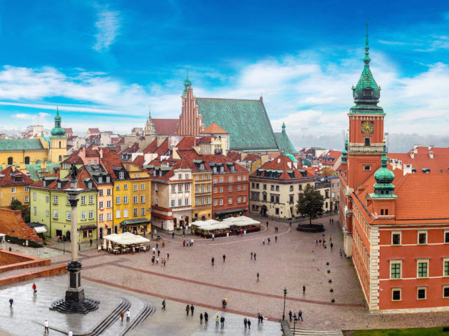 Warsaw, Ba Lan: Thành phố Warsaw là trung tâm văn hóa truyền thống, lâu đời của Đông Âu. Thời điểm du lịch tới đây rẻ nhất là vào tháng 1 hằng năm khi chi phí giảm 28% so với mùa hè.