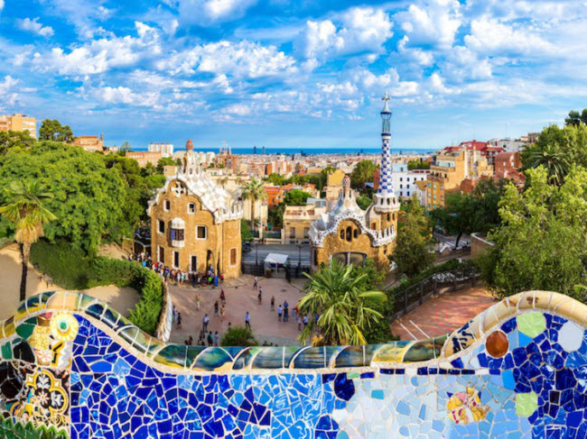 Barcelona, Tây Ban Nha: Thành phố này nổi tiếng với kiến trúc nhiều màu sắc và văn hóa đa dạng. Chi phí du lịch ở đây vào dịp đầu năm rẻ hơn 30% so với thời điểm tháng 6.