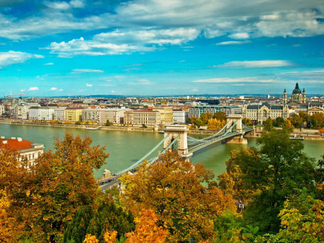 Budapest, Hungary: Du khách tới thành phố Budapest có thể chiêm ngưỡng được hết vẻ đẹp của dòng sông Danube. Thời điểm du lịch lý tưởng nhất là vào mùa hè, nhưng thời điểm mùa đông có mức chi phí rẻ nhất.