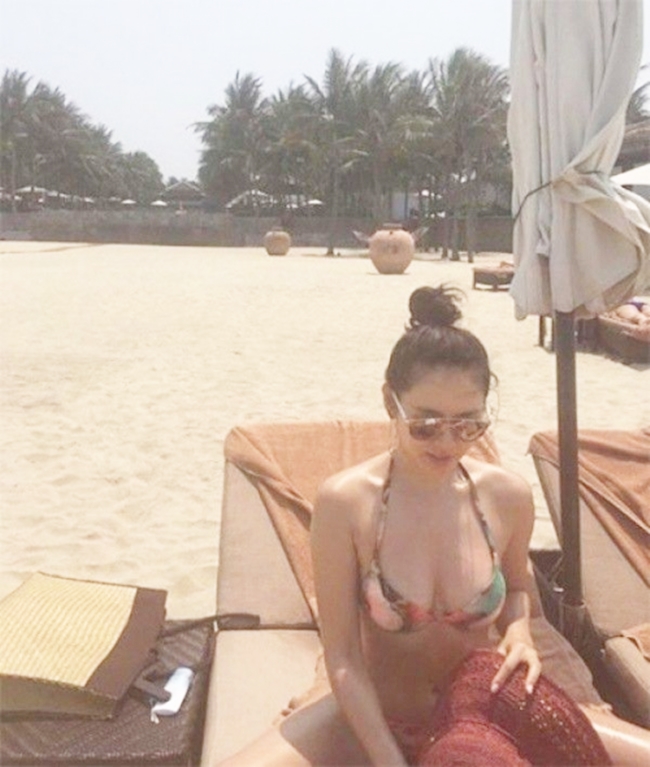 Cuối năm 2017 Son Ye Jin từng khoe ảnh đến Việt Nam du lịch. Nữ diễn viên xứ Hàn diện bikini gợi cảm tắm nắng ở Đà Nẵng.