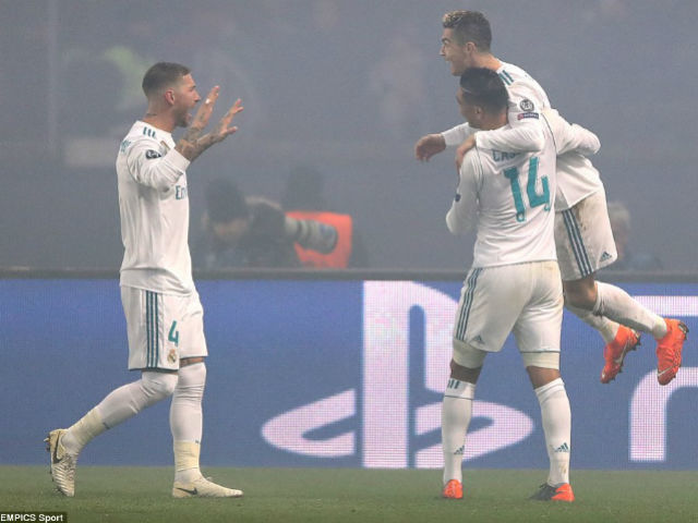 Real vào tứ kết C1: Vua Ronaldo ”nổ súng”, rực rỡ hơn pháo sáng Paris