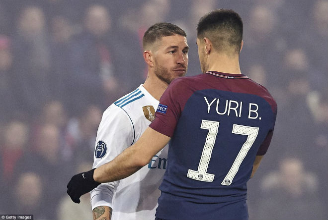 Real vào tứ kết C1: Vua Ronaldo &#34;nổ súng&#34;, rực rỡ hơn pháo sáng Paris - 9