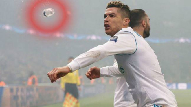 Ronaldo đánh gục PSG: Suýt vỡ mặt vì &#34;đòn thù&#34; của fan quá khích - 1