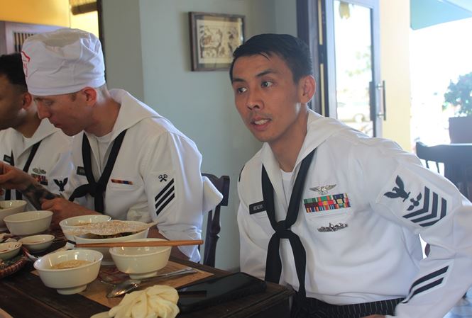 Trò chuyện với thủy thủ gốc Việt trên tàu sân bay Mỹ USS Carl Vinson - 1
