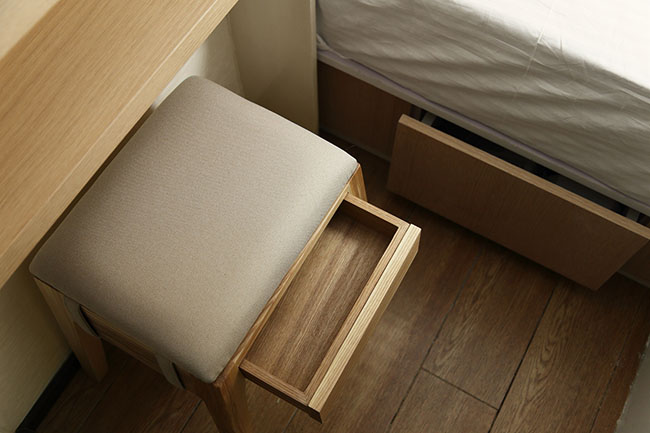 Hầu hết đồ nội thất như giường, bàn, ghế đều có ngăn kéo để tận dụng để đồ.