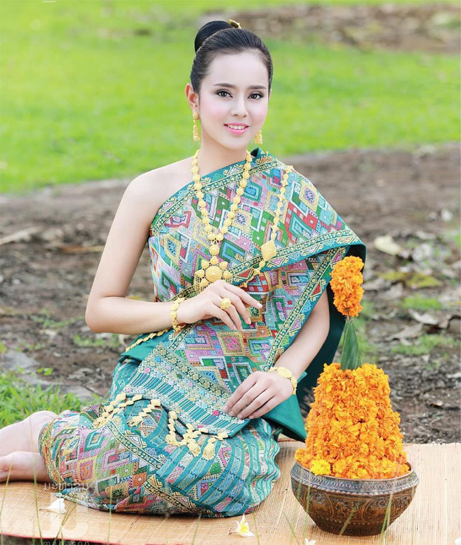 ... thế nhưng nhan sắc của cô lại được nhiều bạn bè quốc tế đánh giá cao nhất trong số 5 Hoa hậu Lào năm ngoái.