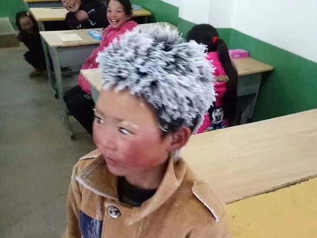 Cậu bé tóc đóng băng TQ bị trường mới ”đuổi học” chỉ sau 1 tuần