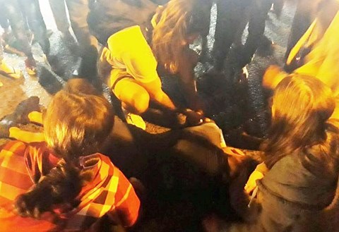2 nữ du khách bị đánh ngất xỉu, bầm dập sau khi chụp hình quán cơm - 1
