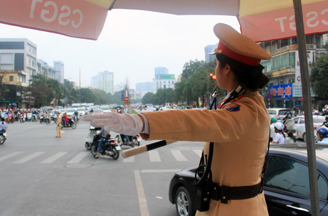 8/3, theo nữ cảnh sát giao thông xinh đẹp xuống phố - 5