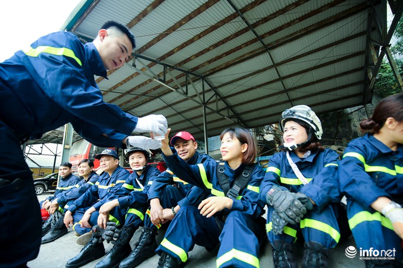 Chuyện về những &#34;bông hồng thép&#34; đu dây, vượt tường... bất chấp nguy hiểm - 12