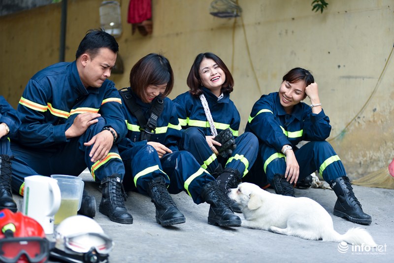 Chuyện về những &#34;bông hồng thép&#34; đu dây, vượt tường... bất chấp nguy hiểm - 13