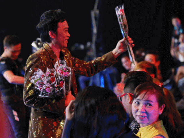 Trấn Thành, Hoài Linh tặng hoa cho vợ và khán giả nữ ở phim trường