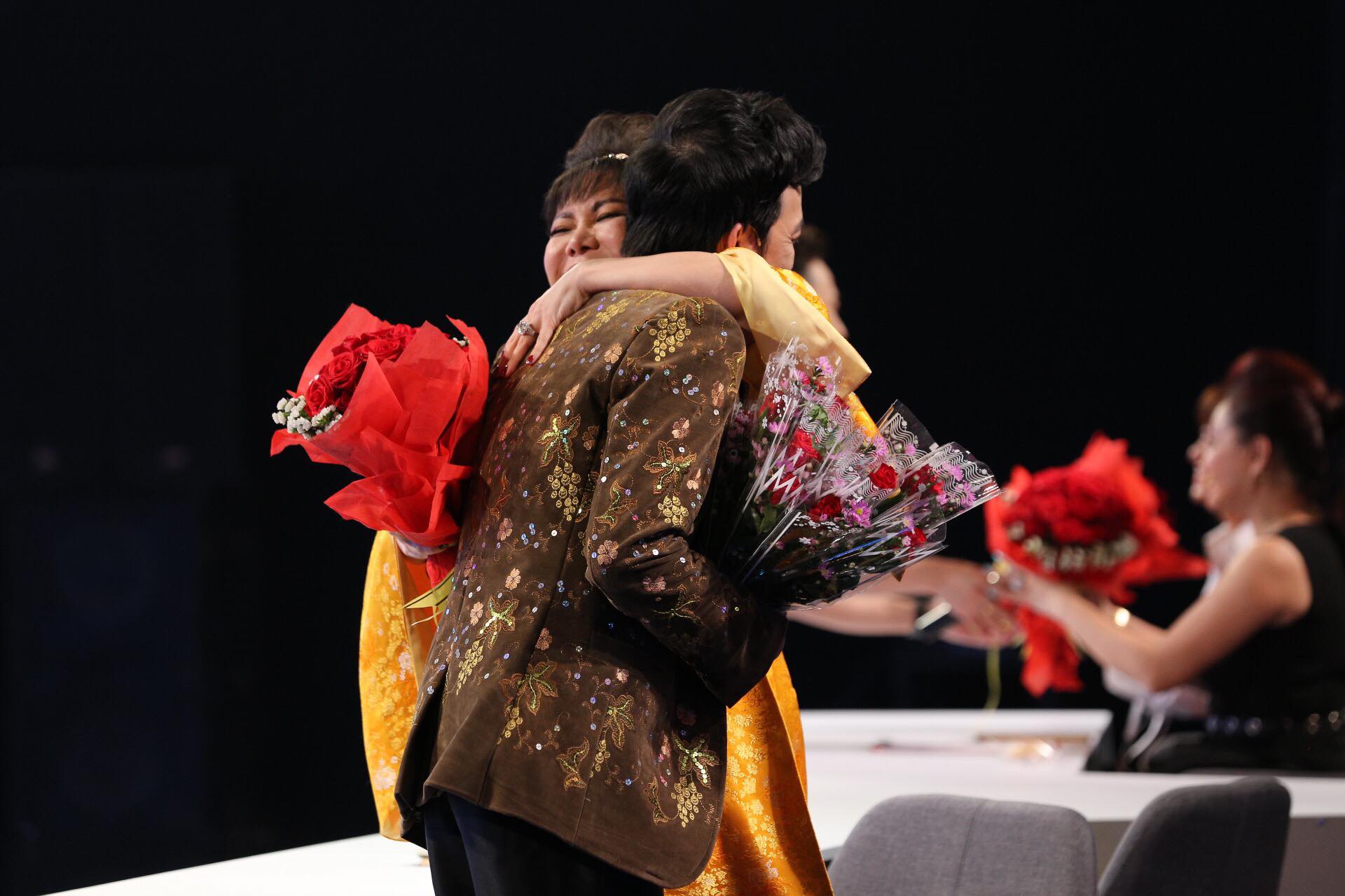 Trấn Thành, Hoài Linh tặng hoa cho vợ và khán giả nữ ở phim trường - 1