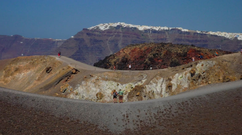 Thiên đường du lịch Santorini: Không phải màu hồng như bạn tưởng tượng - 12