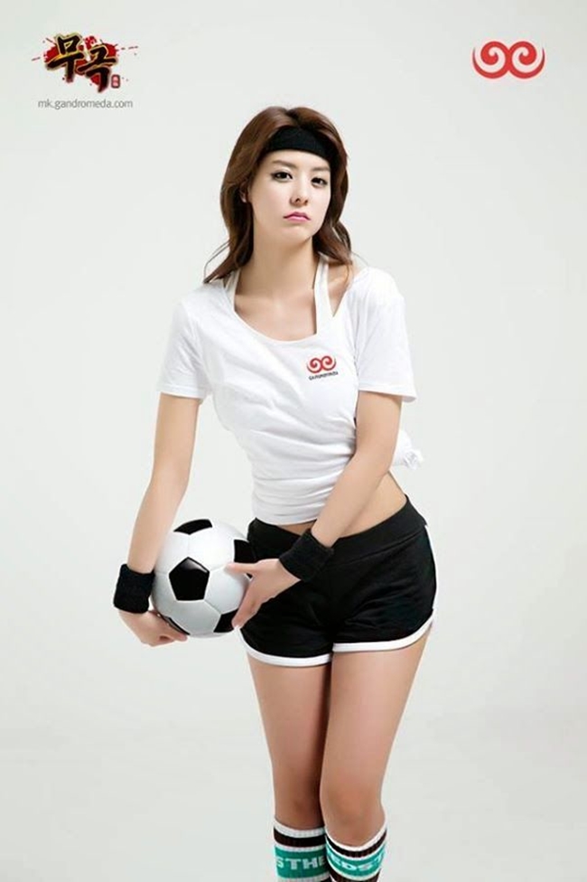Mina khoe vẻ gợi cảm trong một shoot hình thể thao.