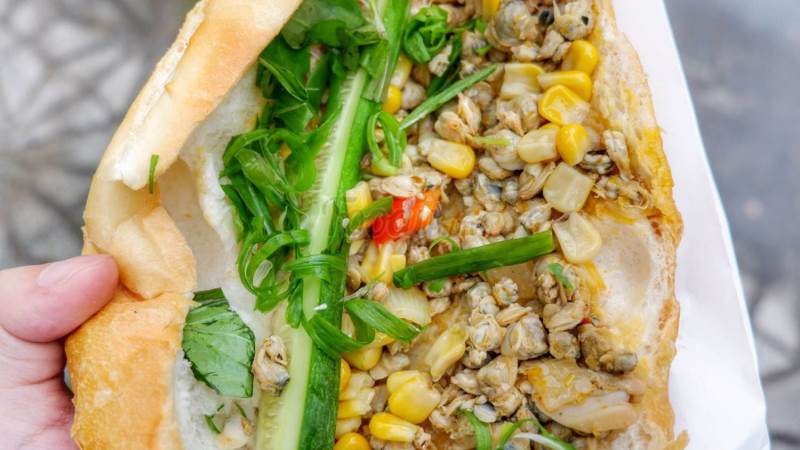 Bánh mì hến, hủ tiếu ốc - món ăn lạ khiến nhiều người mê ở Sài Gòn - 1