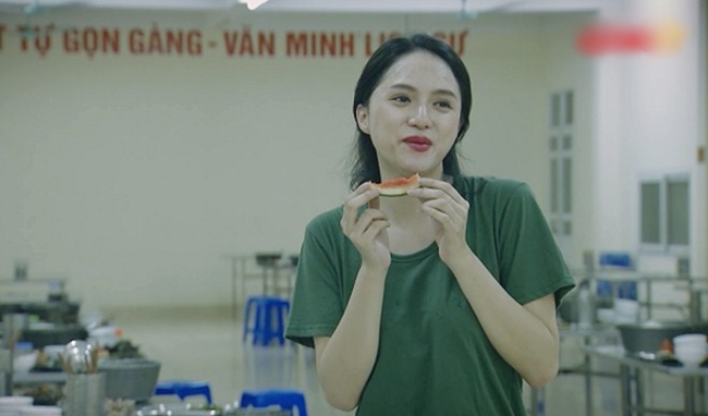 Tham gia chương trình, Hương Giang Idol vẫn giữ cho mình hình ảnh nữ tính, mềm mại và cô cùng đáng yêu giữa các thử thách khó khăn.