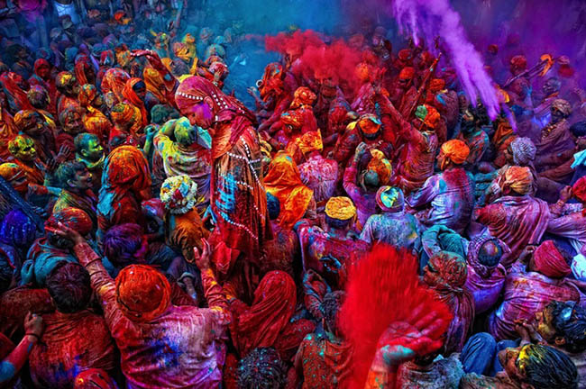 Goa, Ấn Độ: Người Bồ Đào Nha cai trị Ấn Độ từ thế kỷ 16 đến năm 1961, họ cũng mang lễ hội truyền thống Carnival và nhạc guitar của họ vào đất nước này. Tại lễ hội này người ta thường hắt nước màu vào những người diễu hành.