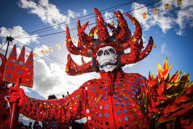 Martinique: Carnival trên hòn đảo Caribê của Pháp cực kỳ sôi nổi với màn âm nhạc hùng tráng, được miêu tả nó là "vô cùng quan trọng, tự phát và sống động như một vụ nổ bom trong một nhà máy pháo hoa". Các cuộc diễu hành Mardi Gras được gọi là Ngày Quỷ đỏ, với phục trang màu đỏ rực, sừng thu hút được rất nhiều du khách tham gia.