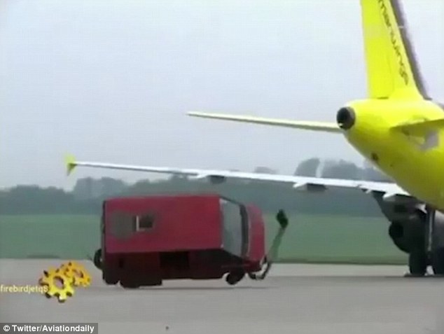 Máy bay Airbus thổi bay xe tải như chiếc lá - 1