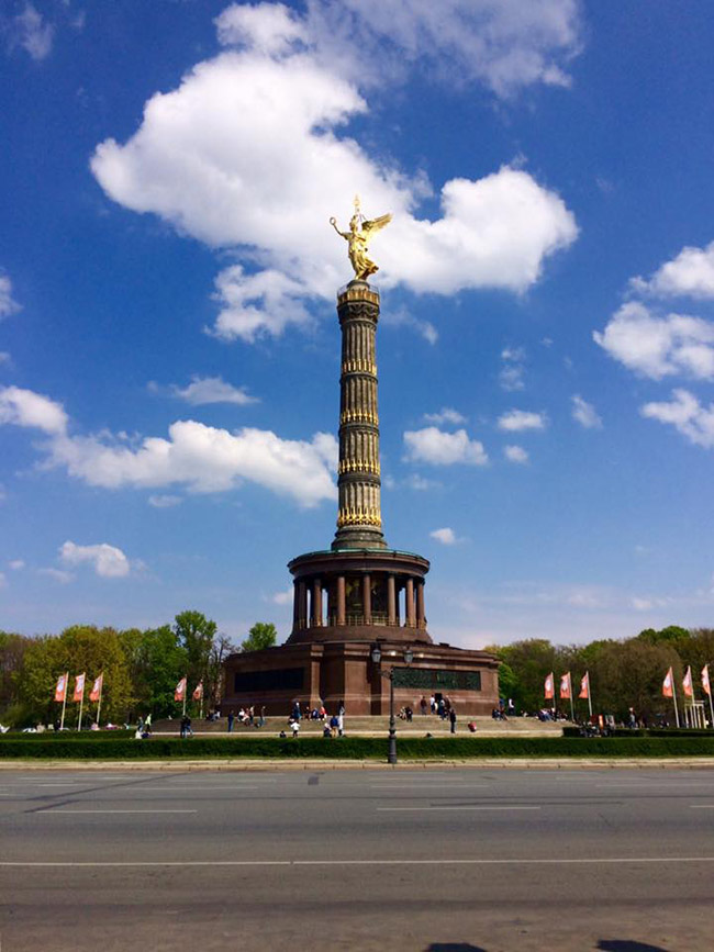 Victory Column &#40;Tượng đài Chiến thắng&#41;: Tượng Nữ Thần Chiến Thắng Victoria cao 8.3 thước và nặng 35 tấn. Chiều cao của đài chiến thắng này lên tới 66.89 thước. Đây là một điểm du lịch nổi tiếng cùa Đức.