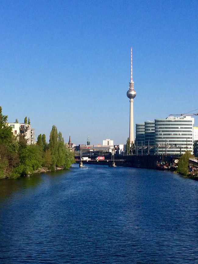 Tháp truyền hình Fernsehturm - Công trình kiến trúc cao nhất ở Berlin là điểm đến hấp dẫn không thể nào bỏ qua được đối với những ai muốn đến với Âu Châu&nbsp;Bất. Ở bất cứ nơi đâu trong thành phố đều nhìn thấy đỉnh tháp này.