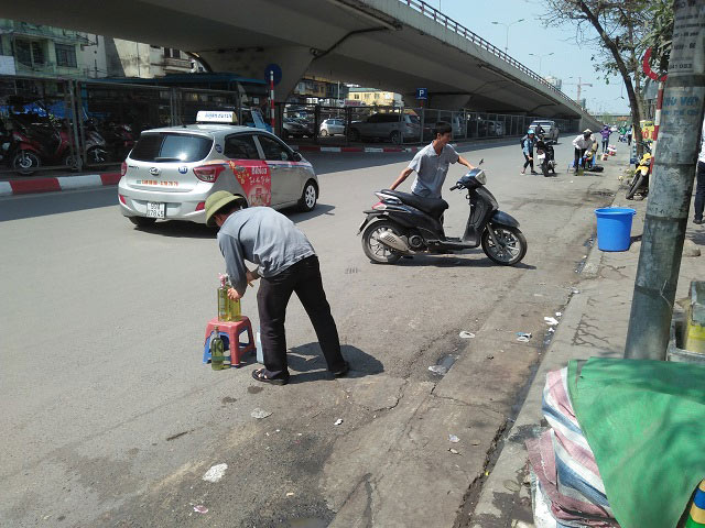 40.000đ/ nửa lít xăng, dân vẫn chấp nhận mua - 5