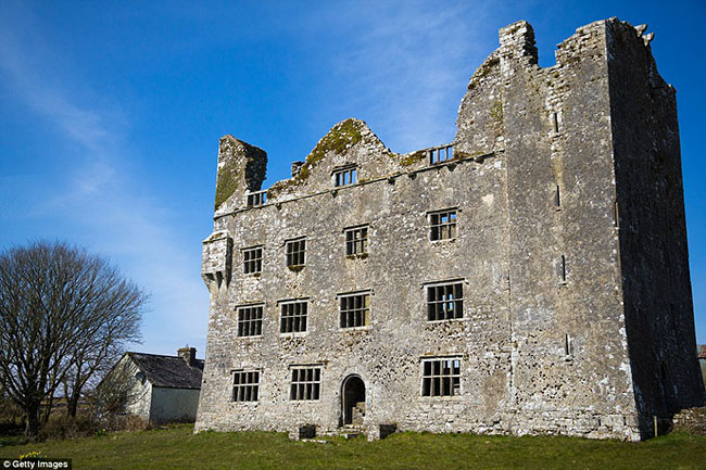 Lâu đài Leamaneh ở Burren, Ai Len. Nó đã từng là một thành trì cho gia đình hoàng gia O'Brien nhưng bây giờ nó đang đứng trong đống đổ nát.