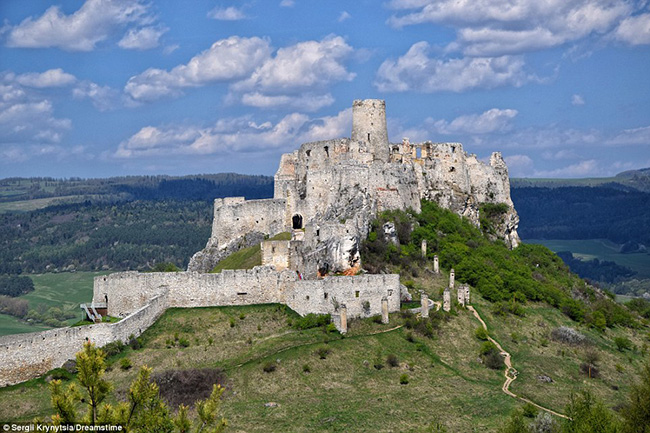 Một trong những lâu đài lớn nhất ở Châu Âu, Spis nằm ở thành phố Kosice, Slovakia. Vào những năm 1700, lâu đài này bị tàn phá bởi lửa và bị bỏ hoang từ đấy.