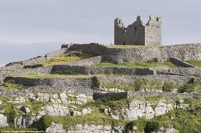 Nằm ngoài khơi bờ biển Galway, lâu đài O&#39;Brien trên quần đảo Aran là nơi du khách có thể tham quan chỉ bằng cách đi phà.