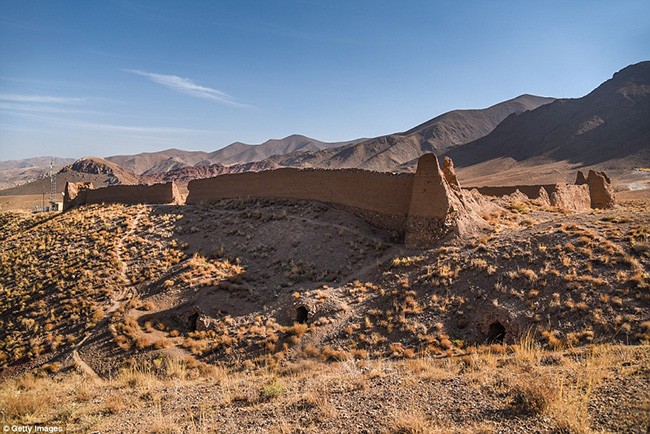 Lâu đài bị bỏ hoang ở Palahamooneh được bao quanh bởi ngôi làng Abyaneh, Iran. Trước đây nó từng được xây dựng như một pháo đài kiên cố.