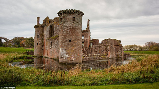 Lâu đài Caerlaverock là một lâu đài tam giác nằm trên bờ biển phía nam của Scotland, gần thị trấn Dumfries.